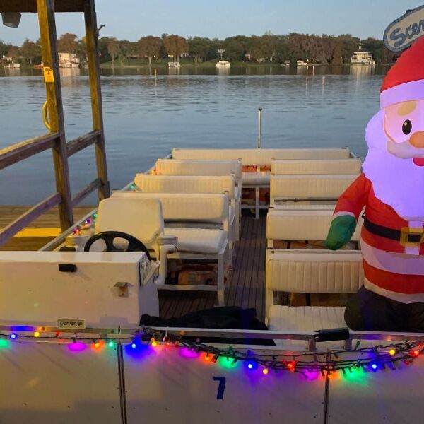 Santa-on-Boat-scaled-e1634762883124-800x600.jpg